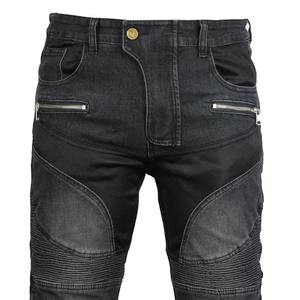 Détail du jean de moto avec empiècements en mesh, zones stretch et zips métalliques