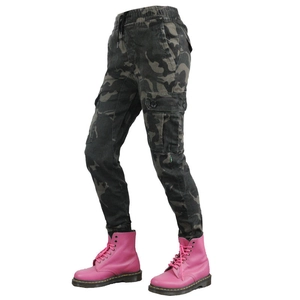 Details einer schmalen Camouflage-Motorradhose mit Cargotaschen und rosa Stiefeln