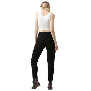 Vista posteriore dei jeans da moto slim da donna con tasche cargo e stivali rossi