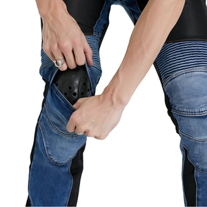 Dunkelblaue Motorradjeans mit Mesh-Einsätzen und verstärkten Knieprotektoren für Biker