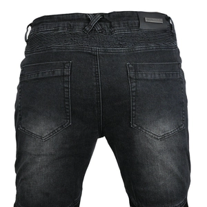 Détail du jean de moto noir délavé avec poches arrière et plis à la taille