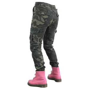 Rückansicht der Camouflage Motorradhose mit seitlichen Cargotaschen und Bündchen