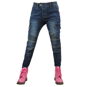 Dettaglio dei jeans biker blu da donna con pieghe sulle ginocchia e tasche cargo laterali
