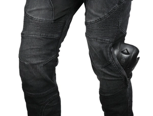Détails du jean moto avec zones en accordéon aux genoux et protections amovibles
