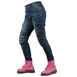 Dettaglio dei jeans da moto con pieghe protettive sulle ginocchia e tasche cargo tattiche