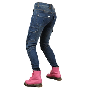 Dettaglio jeans da moto blu con tasche laterali cargo e ginocchiere rinforzate