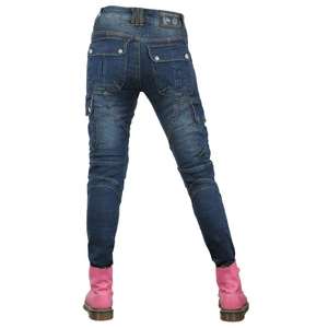 Dettaglio dei jeans da moto blu con inserti elastici protettivi e tasche stile cargo