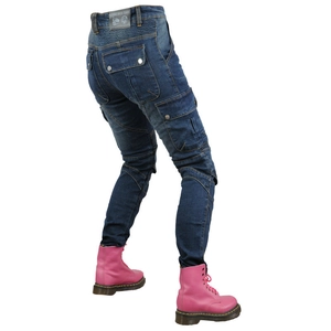 Dettaglio dei jeans da moto blu scuro con pannelli elasticizzati e patch in pelle