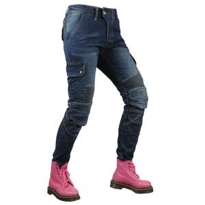 Dettaglio pantaloni cargo moto blu con ginocchia a fisarmonica e tasche laterali
