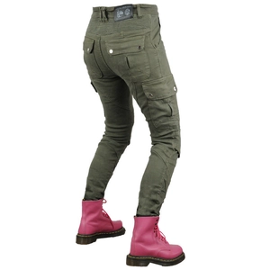 Dettaglio dei pantaloni da moto verde militare con pieghe elastiche e grandi tasche laterali