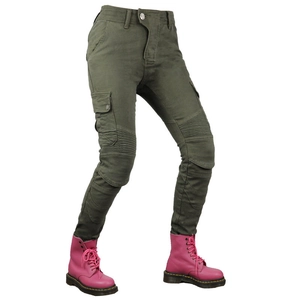 Dettaglio dei pantaloni cargo moto verde militare con pieghe alle ginocchia e tasche