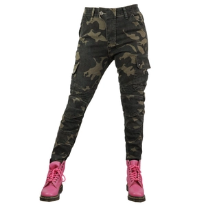 Dettaglio dei pantaloni da moto mimetici da donna con rinforzi sulle ginocchia e tasche cargo