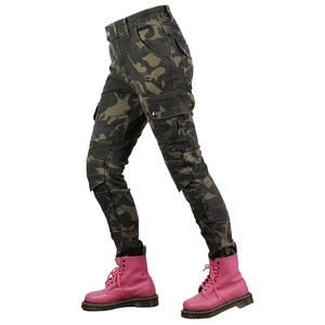 Dettagli dei pantaloni cargo da moto mimetici con rinforzi sulle ginocchia e tasche