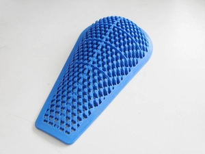 Protections moto bleues avec structure en nid d'abeille flexible pour les articulations
