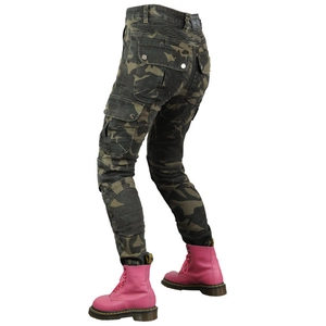 Dettaglio dei pantaloni da moto mimetici con pannelli elastici e ampie tasche laterali