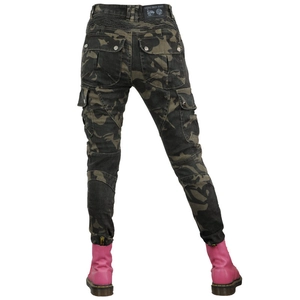 Dettaglio dei pantaloni da moto mimetici con pannelli elastici e tasche laterali