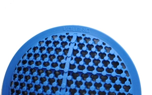 Vue macro de la protection de genou moto en silicone bleu avec maille nid d'abeille