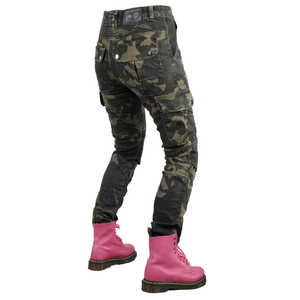 Dettaglio dei pantaloni cargo moto mimetici con ginocchia articolate e toppa in pelle di marca
