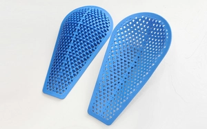 Protections moto bleues en nid d'abeille respirantes pour coudes et genoux