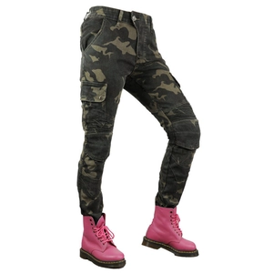 Dettaglio dei pantaloni cargo da moto mimetici con pieghe sulle ginocchia e stivali rosa