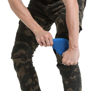 Inserimento della ginocchiera flessibile blu a nido d'ape nei pantaloni da moto mimetici