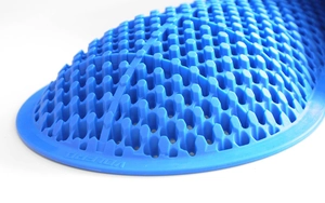 Vue macro d'un protecteur de moto en silicone bleu avec structure hexagonale
