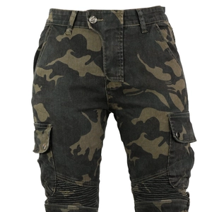 Dettaglio dei pantaloni moto mimetici con tasche cargo e pieghe sulle ginocchia