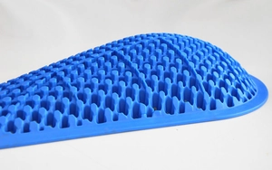 Gros plan sur l'équipement de protection en silicone bleu avec des picots de massage