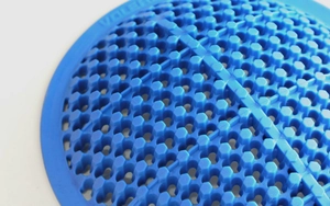 Vue macro d'une protection en silicone bleue à structure alvéolée pour motocyclisme