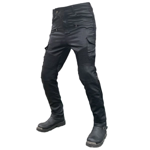 Détail du pantalon moto cargo étanche avec panneaux extensibles aux genoux et poches