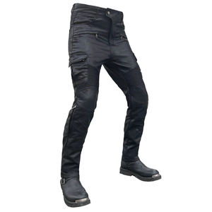 Détail du pantalon de moto étanche avec plis aux genoux et poches fonctionnelles