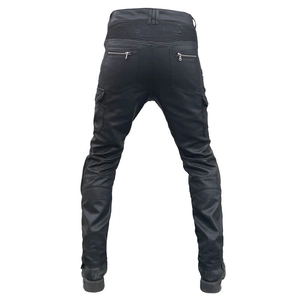 Détail du pantalon de moto étanche montrant les plis d'aisance et les poches zippées