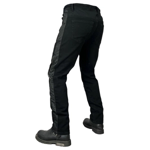 Détail du pantalon de moto en jean avec bandes grises et fermetures éclair métalliques