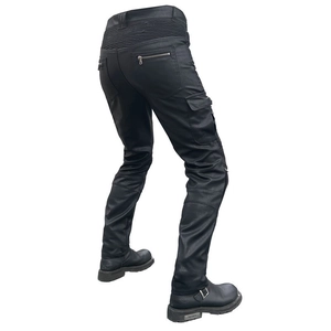 Détails du pantalon de moto montrant les panneaux extensibles et les poches cargo