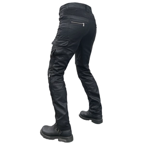 Détail du pantalon cargo de moto avec panneaux plissés aux genoux et poches tactiques