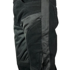 Détail du pantalon moto noir avec mesh respirant et fermeture éclair latérale en métal
