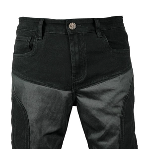 Détail de jean moto avec empiècements en mesh, genouillères et bouton métallique