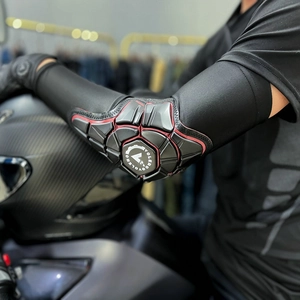 Atmungsaktive Motorrad-Armschützer mit Waben-Aufprallschutz und roten Akzenten