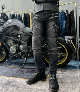 Details der anthrazitschwarzen Motorradjeans mit verstärkten Kniepolstern und Cargo-Taschen