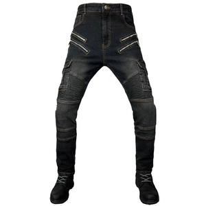 Detailansicht der Motorradjeans mit Knie-Schutzfalten und Cargo-Taschen mit mehreren Reißverschlüssen