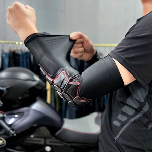 Nahaufnahme der gepolsterten Motorrad-Ärmel mit hochelastischem Stoff und Ellenbogenschutz