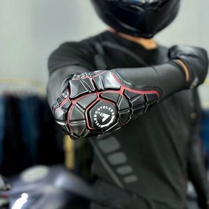 Nahaufnahme der ergonomischen Motorrad-Ärmel mit schlagfesten Schalen und roten Details