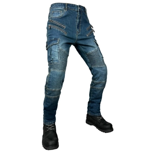 Detail der blauen Motorradjeans mit gerippten Stretcheinsätzen und Metall-Reißverschlüssen