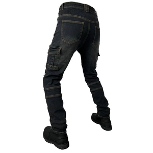 Details der schwarzen Motorradjeans mit Akkordeon-Stretch-Einsätzen und Cargotaschen