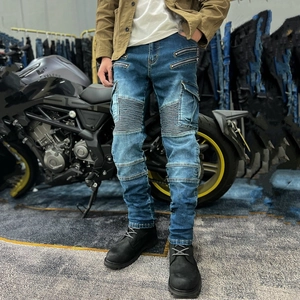 Details der blauen Motorradjeans mit flexiblen Kniefalten und praktischen Cargotaschen