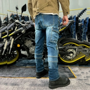 Detailansicht der Motorradjeans mit Cargo-Seitentaschen und Knie-Schutzpaneelen
