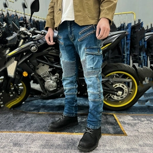 Detail der Motorrad-Jeans mit seitlichen Cargotaschen und Knie-Stretcheinsätzen