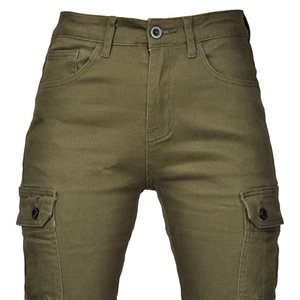 Detalle de los pantalones cargo de moto verde militar con bolsillos de solapa y talle alto