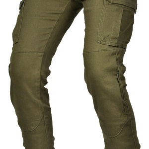 Detalle del pantalón cargo de moto verde militar con refuerzo en rodillas y cremallera lateral