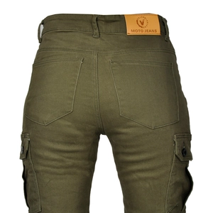 Detalle de vaqueros cargo de moto verde militar con bolsillos grandes y parche de logo